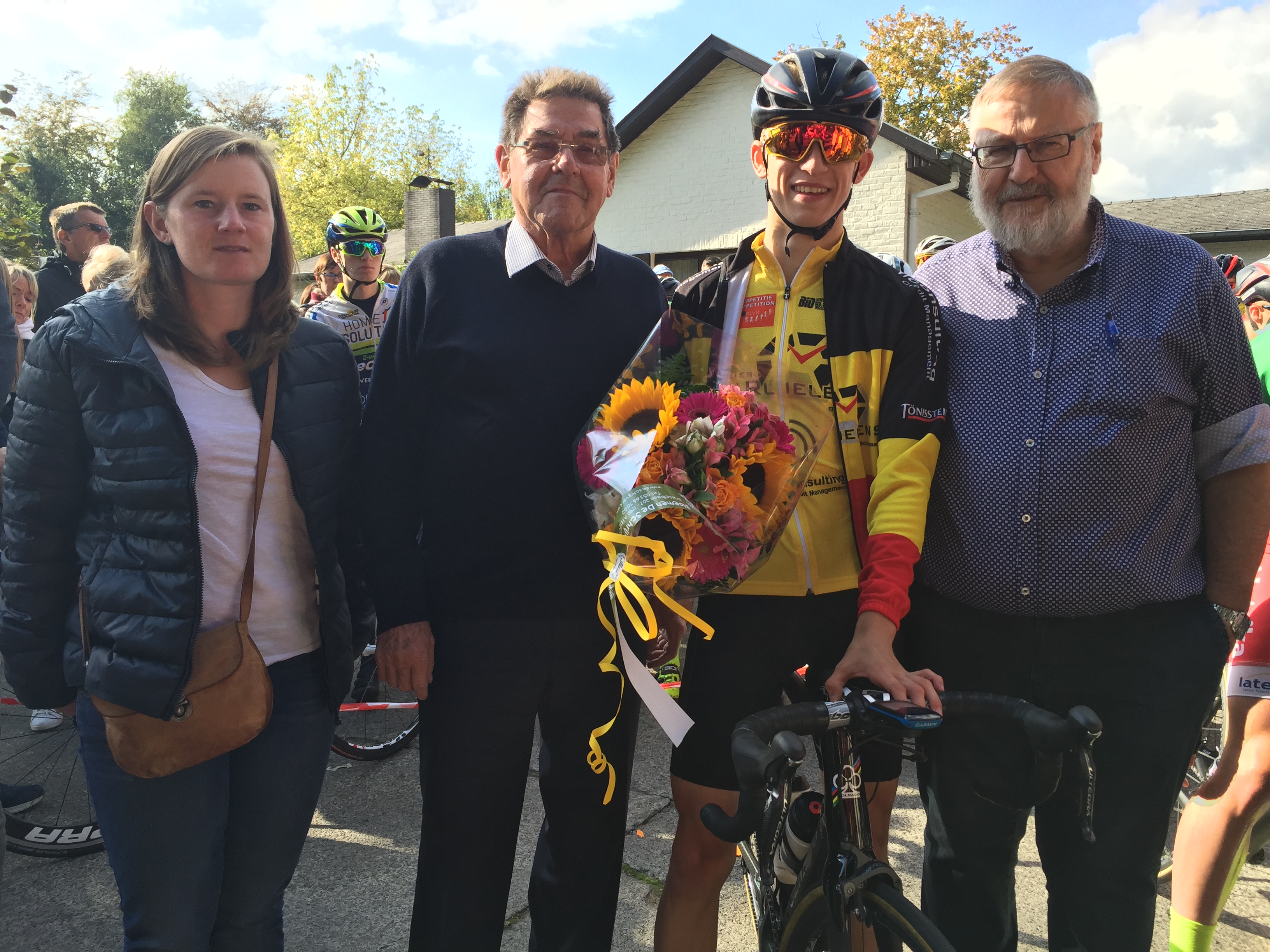 vlnr Goedele Van den Steen, Victor De Raes, toenmalig Belgische kampioen Nieuwelingen 2e jaars Thibaut Ponsaerts en Dirk Van Goethem aan de start van de 27ste Affligem Classic voor Nieuwelingen in 2016
